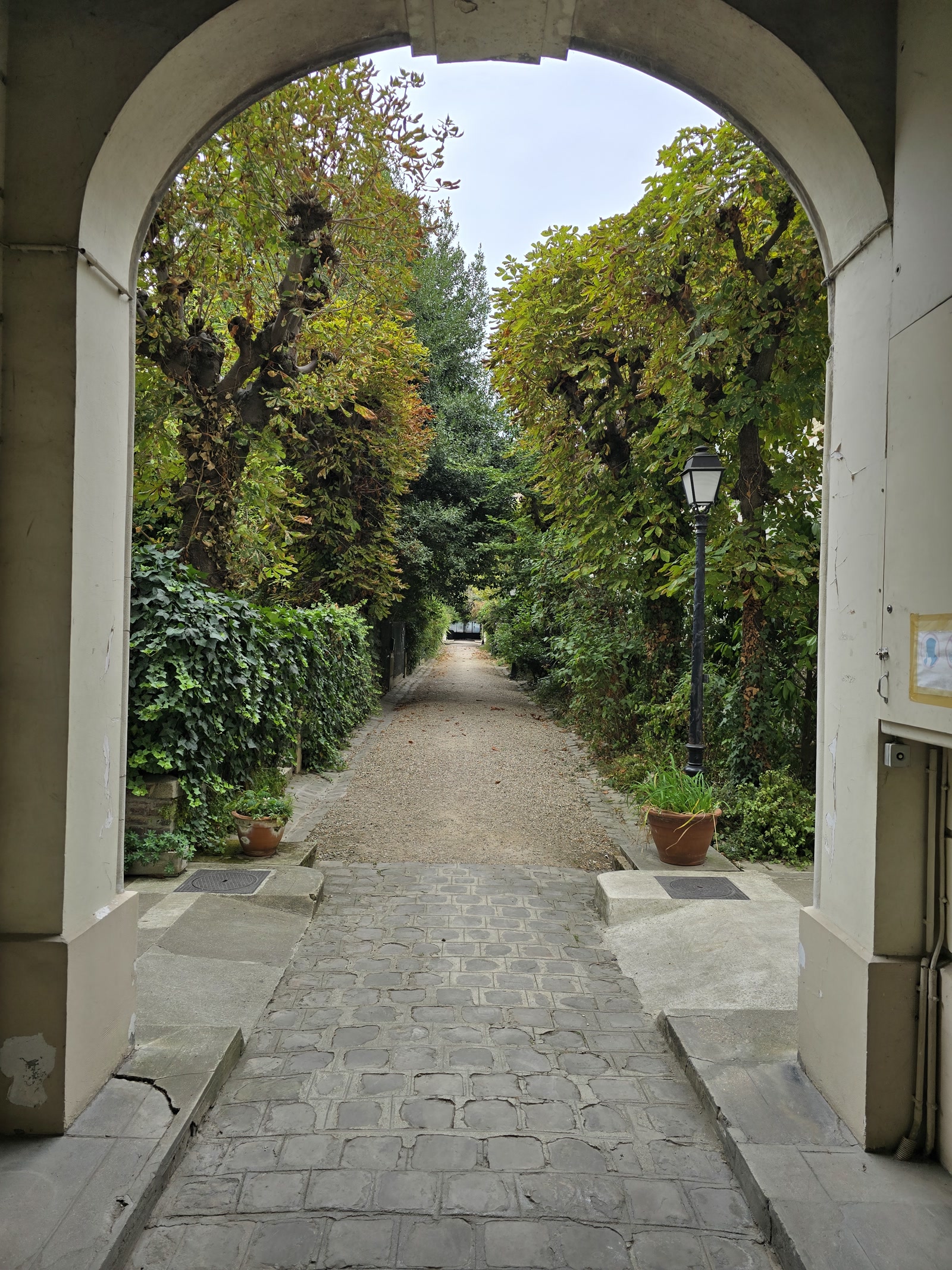 Jardin et allée menant au cabinet de Maître Julien Kack à Maisons-Alfort